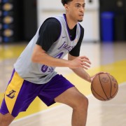 中国男篮遇劲敌！新西兰莫哈韦· 金场均18.5分，此前被湖人47号签选中