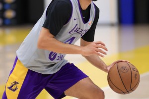 中国男篮遇劲敌！新西兰莫哈韦· 金场均18.5分，此前被湖人47号签选中